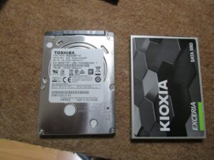 既存のハードディスクとクローン済みの新SSD