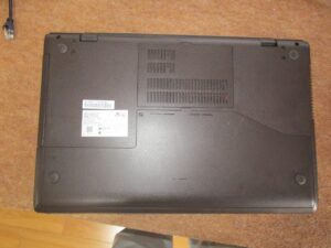 パソコンを裏返した写真