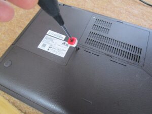 小フタのネジを外す