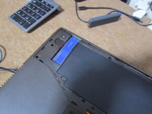 新品のSSDに追加でヒートシンクを取り付けた写真