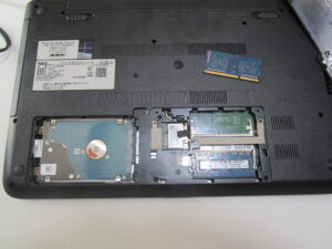 パソコンを裏返して 小フタを外した写真