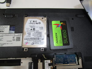 取り外した既存のハードディスクと中古のSSDの写真