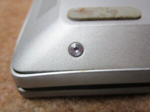 ネジは特殊ネジで星型のネジが使われている。