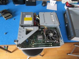 パソコンの側面のフタを外す