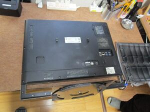 パソコンを裏返す