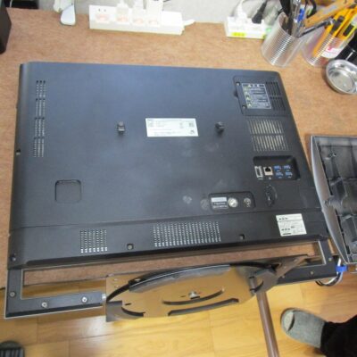 パソコンを裏返す