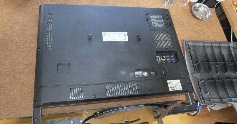 パソコンを裏返す