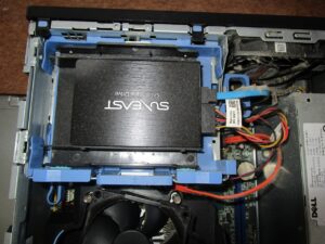 起動ドライブのアップ写真 中華のSSDが換装されています