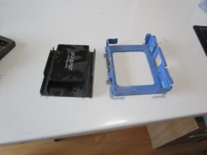 マウンターからSSDを取り外した写真