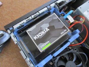 新品のSSDを取り付けた写真です。