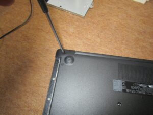 裏面見えるネジをすべて外す