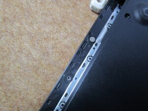 隠しネジを外す