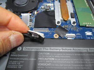 バッテリーケーブルをマザーボードから外す