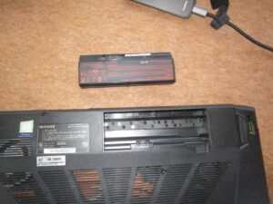 バッテリーを取り外す