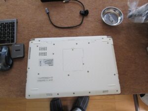 パソコンを裏返しにした状態