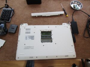 バッテリーとメモリーカバーをはずした状態
