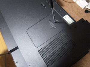 メモリーカバーを固定しているネジを外す