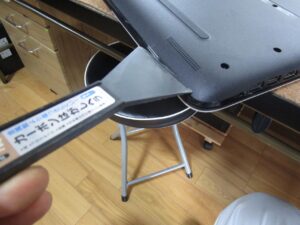 側面隙間からヘラを挿しこんでいる