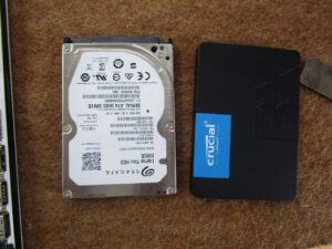 左は既存のハードディスク 右は、新しいSSDになります。