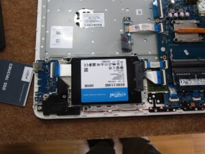新品のSSDを取り付けた状態です。