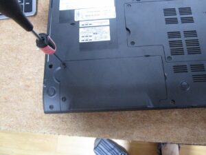 ハードディスクが納めてある個所のカバーを外している