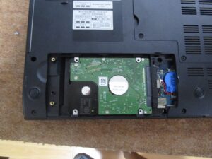 カバーを外して ハードディスクが見える状態