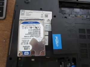 本体より取りはずしたハードディスクと新しく取り付けるSSDの写真