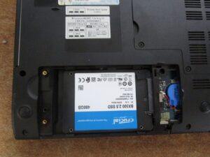 SSDをパソコン本体に取り付けた写真