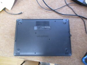 パソコンを裏返して作業開始