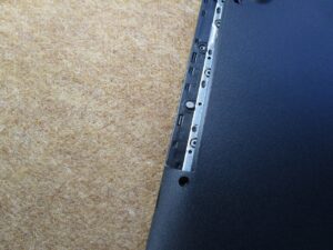 光学ドライブ取り出し後の隠しネジを外す