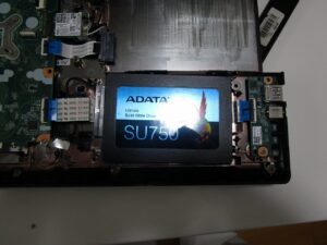 既存起動ドライブは、SSDです。
