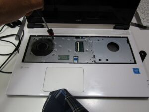 キーボードを取り外して、見えてるネジを外している。