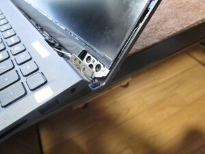 DELLノートパソコンヒンジ固定ネジワレ