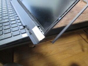 フタの液晶廻りの額縁を取り外した写真
