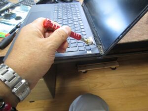 ドリルを使って3ミリの穴をあけている