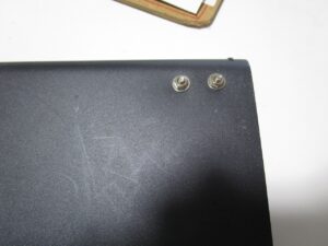 貫通ボルトでヒンジとフタを固定した