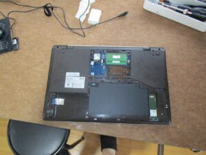 メモリーカバーとバッテリーカバー部分のフタを取り外します。