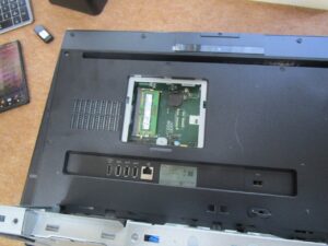 本体裏面カバーのネジをはずしている