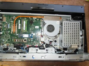 本体裏面のカバーを外した状態