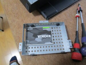起動ドライブにSSDを取り付けた。