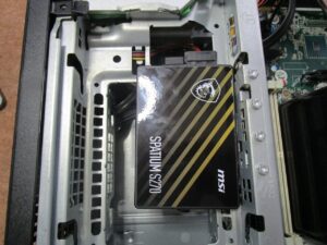クローン済みのSSDを取り付ける