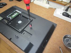 ウラ面から見えるネジをすべて外している